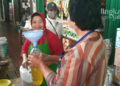 MEMBELI: Warga membeli minyak goreng curah di salah satu toko di Kabupaten Grobogan. (Muhamad Ansori/Lingkarjateng.id)