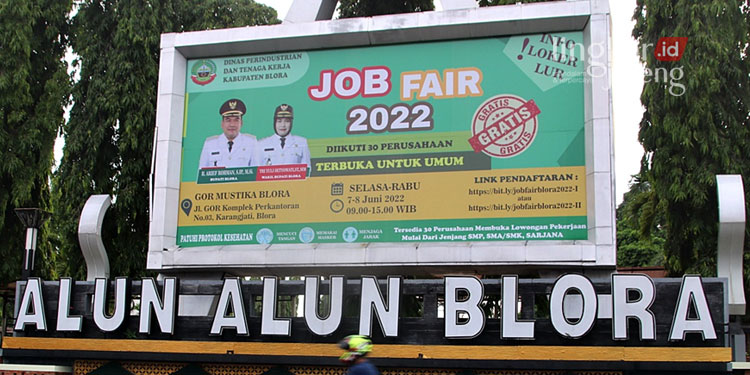 POTRET: Baliho kegiatan Job Fair yang akan digelar di GOR Mustika Blora pada Selasa (07/06) hingga Rabu (08/06). (Dok. Humas Pemkab Blora/Lingkarjateng.id)