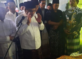 KHUSYUK: Wakil Gubernur Jawa Tengah, Taj Yasin Maimoen menjadi imam menyolati jenazah KH Dimyati Rois, Jumat (10/06). (Ant/Lingkarjateng.id)