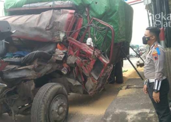 Kecelakaan-di-Kudus,-Truk-Pakan-Ternak-Tabrak-Tiang-Reklame