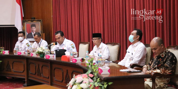 MENJELASKAN: Bupati Blora, Arief Rohman saat memaparkan pernyataannya dalam rangka belajar pengelolaan BUMD di Magelang, Rabu (08/06). (Lilik Yuliantoro/Lingkarjateng.id)