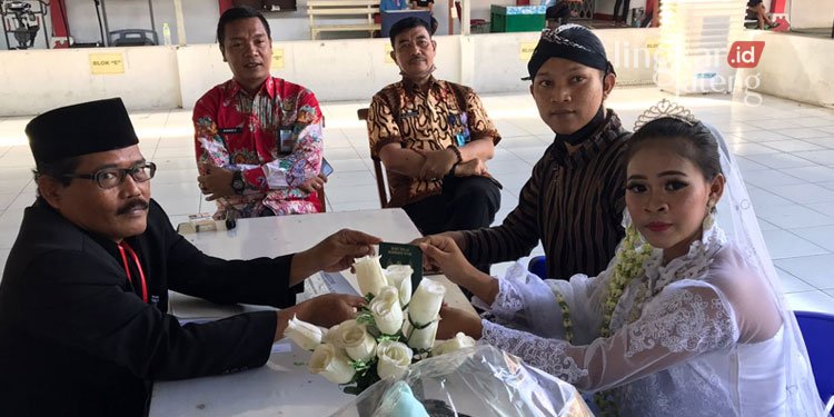 MENGHARUKAN: Warga binaan Lapas Kedungpane, Alfin saat melakukan prosesi pernikahan bersama istrinya, Oneng di ruang aula kunjungan, belum lama ini. (Adimungkas/Lingkarjateng.id)