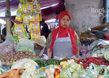 BERDAGANG: Rostiyah (60), pedagang sayur di Pasar Karangayu Kota Semarang mengeluhkan harga sembako yang naik, belum lama ini. (Adimungkas/Lingkarjateng.id)