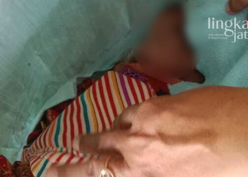 IBA: Kondisi bayi saat ditemukan warga di warung pinggir jalan Dusun Ngrandon RT 02 RW 06 Desa Nambuhan, Kecamatan Purwodadi. (Muhamad Ansori/Lingkarjateng.id)