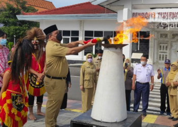 PENUH SEMANGAT: Wabup Kendal, Windu Suko Basuki saat menyalakan obor dalam Kirab Pesonas, Senin (13/06). (Unggul Priambodo/Lingkarjateng.id)
