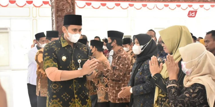 Pemkab Kendal Kukuhkan Pengurus UPZ di 66 Desa 25 MENGUKUHKAN: Bupati Kendal, Dico M. Ganinduto usai mengukuhkan kepengurusan UPZ dan ZIS Baznas Kendal, belum lama ini. (Dok. Humas Pemkab Kendal/Lingkarjateng.id)