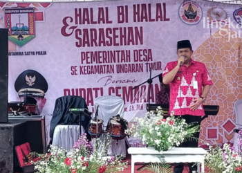 SAMBUTAN: Bupati Kabupaten Semarang, H Ngesti Nugraha saat memberikan sambutan dalam acara halal bihalal dan sarasehan pada pemerintahan desa se-Kecamatan Ungaran Timur di Lapangan Desa Kawengen, Ungaran Timur, Rabu (08/06) siang. (Dok. Pemprov Jateng/Lingkarjateng.id)