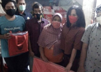 SIMBOLIS: Tia Hendi, istri Wali Kota Semarang saat menyerahkan bantuan kepada keluarga disabilitas Sujarwo di Kelurahan Rejosari Semarang. (Adimungkas/Lingkarjateng.id)