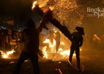 Perang-Obor-Jadi-Bagian-Prosesi-Sedekah-Bumi-di-Jepara