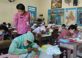 SEMANGAT: Peserta FLS2N-SD Tingkat Kecamatan Jekulo sedang berlomba dalam kategori gambar bercerita di SD 1 Jekulo, Rabu (29/6).
