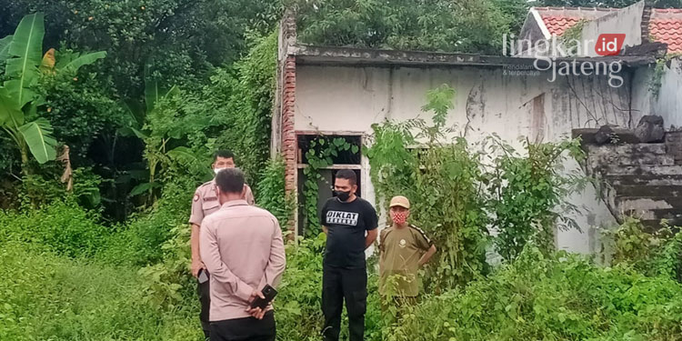 EVAKUASI: Polisi saat mendatangi tempat ditemukannya kerangka manusia di bangunan kosong milik UPK (Unit Pengelola Keuangan) Kecamatan Penawangan, Kabupaten Grobogan. (Muhamad Ansori/Lingkarjateng.id)