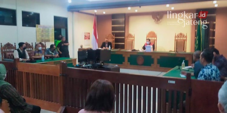 SIDANG: Sidang praperadilan tersangka inisial PC kasus korupsi pengadaan tanah bulog di Pengadilan Negeri Purwodadi, Grobogan. (Muhamad Ansori/Lingkarjateng.id)