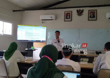 MENJELASKAN: Peserta Program GMT Ulil Abshor sedang memberikan penjelasan tentang digitalisasi pendidikan belum lama ini.