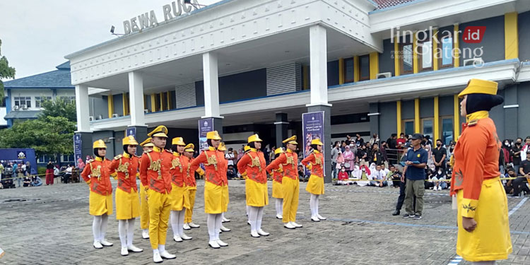 BERLOMBA: Sejumlah peserta mengikuti Lomba Keterampilan Baris-Berbaris (LKBB) Dewa Ruci tahun 2022 di halaman Universitas Maritim Amni, Kota Semarang, belum lama ini. (Adimungkas/Lingkarjateng.id)