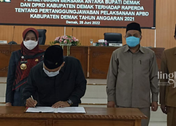SIMBOLIS: Penandatanganan persetujuan Raperda tentang Pertanggungjawaban Pelaksanaan APBD Kabupaten Demak TA 2021 menjadi Perda.