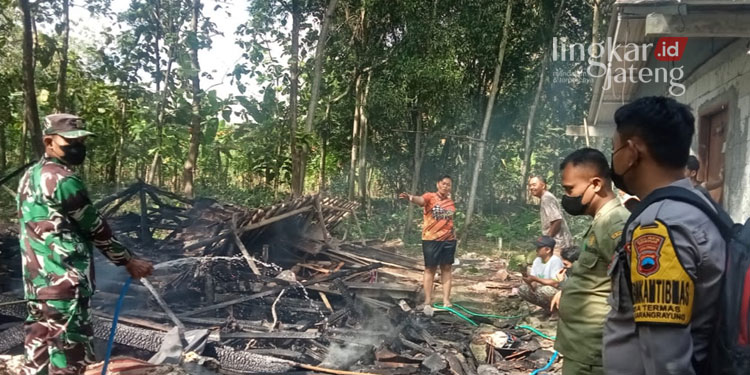 TERBAKAR: Rumah Sandimin seorang warga Dusun Mrayun, Desa Termas, Kecamatan Karangrayung, Kabupaten Grobogan yang ludes dilalap api, Senin (13/06). (Muhamad Ansori/Lingkarjateng.id)