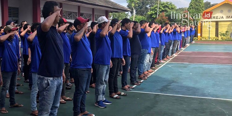 Semarak HANI 2022, Lapas Semarang Komitmen Berantas Narkoba 25 SEMANGAT: Sejumlah narapidana mengikuti kegiatan dalam rangka Hari Anti Narkotika Internasional (HANI) 2022 di halaman Lapas Kedungpane Semarang. (Adimungkas/Lingkarjateng.id)