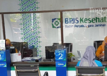 ILUSTRASI: Petugas BPJS Kesehatan saat memberikan pelayanan kepada masyarakat. (Adimungkas/Lingkarjateng.id)