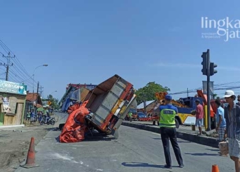 Truk-Bermuatan-Kertas-Terguling,-Pantura-Demak-Macet-Total