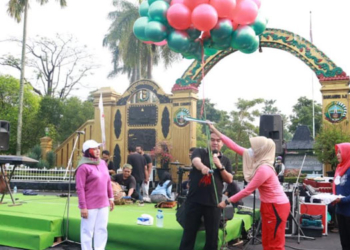 SIMBOLIS: Bupati Blora, Arief Rohman didampingi Wakil Bupati Blora, Tri Yuli Setyowati saat launching Car Free Day di Alun-Alun Blora, Minggu (26/06). (Istimewa/Lingkarjateng.id)