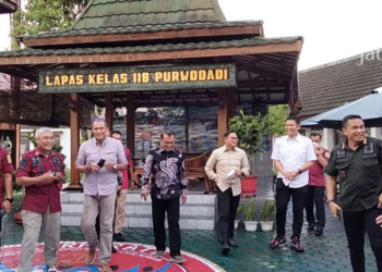 MENINJAU: Wakil Menteri Hukum dan Hak Asasi Manusia (Wamenkumham) RI Edward Omar Sharif Hiariej meninjau Lapas Kelas II B, Purwodadi, Kabupaten Grobogan, Sabtu (11/06) sore. (Muhamad Ansori/Lingkarjateng.id)