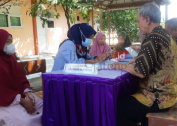 MENDAMPINGI: Ilustrasi orang tua siswa yang sedang menanyakan terkait PPDB ke pihak sekolah.