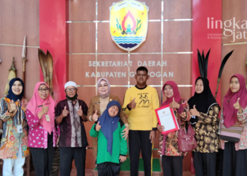 FOTO BERSAMA: Kedua atlet Soina asal Grobogan didampingi pengurus, saat berpamitan ke Bupati Grobogan Sri Sumarni untuk mengikuti PeSONas, Kamis (30/6). (Muhamad Ansori/Lingkarjateng.id)