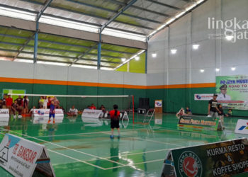 BERTANDING: Para atlet bertanding dalam ajang Piala Bupati Cup I di Gedung Serba Guna (SGS) Kecamatan Jepon, Kabupaten Blora. (Lilik Yuliantoro/Lingkarjateng.id)