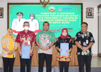 SIMBOLIS: Bupati Blora, Arief Rohman (tengah) foto bersama dengan perwakilan Kepala Puskesmas usai penyerahan SK. (Dok. Humas Pemkab Blora/Lingkarjateng.id)