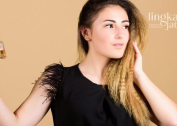 ILUSTRASI: Menyemprotkan parfum. (Freepik @romeo22/Lingkarjateng.id)