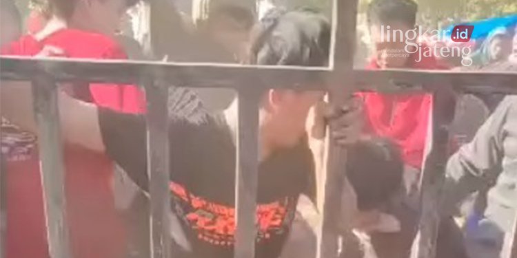 Aksi Tawuran Warnai Sedekah Bumi Dusun Tlogowiru Trangkil 25 RICUH: Aksi tawuran dalam sebuah orkes dangdut di Dusun Tlogowiru, Desa Tegalharjo, Kecamatan Trangkil, Kabupaten Pati pada Rabu 27 Juli 2022. (Arif Febriyanto/Lingkarjateng.id)