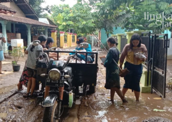 EMPATI: Para relawan memberikan bantuan kepada korban banjir di Kabupaten Pati. (Arif Febriyanto/Lingkarjateng.id)