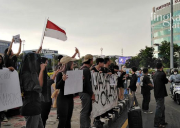 AKSI: Puluhan mahasiswa menggelar Aksi Kamisan di Tugu Muda Semarang untuk menolak pelaksanaan inventarisasi dan identifikasi pengadaan tanah Desa Wadas, Kamis 14 Juli 2022. (Wahyu Indriyati/Lingkarjateng.id)