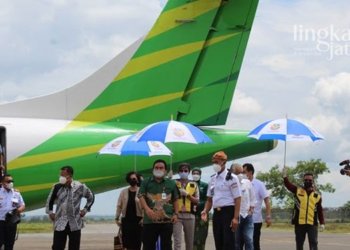 MENDARAT: Bupati Blora, Arief Rohman beserta rombongan turun dari pesawat di Bandara Ngloram, Kecamatan Cepu, Kabupaten Blora. (Lilik Yuliantoro/Lingkarjateng.id)