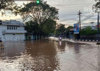 BANJIR: Banjir menerjang Kabupaten Pati, perempatan lampu merah Jalan Pemuda terendam. (Arif Febriyanto/Lingkarjateng.id)