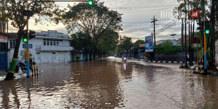 BANJIR: Banjir menerjang Kabupaten Pati, perempatan lampu merah Jalan Pemuda terendam. (Arif Febriyanto/Lingkarjateng.id)