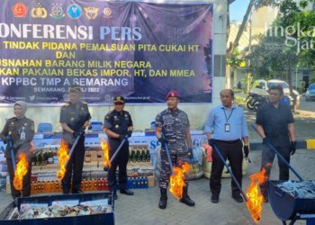 SIMBOLIS: Pemusnahan BMN di halaman Kantor Pelayanan dan Pengawasan Bea dan Cukai Tipe A Semarang, Jalan Arteri Yos Sudarso, Nomor 17, Semarang pada Rabu, 27 Juli 2022. (Wahyu Indriyati/Lingkarjateng.id)