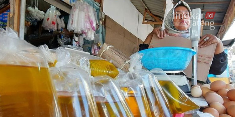 Beli Minyak Goreng Curah Pakai PeduliLindungi, Warga Pati: Sulit dan Repot 25 BERDAGANG: Salah satu pedagang minyak goreng curah di Kabupaten Pati. (Istimewa/Lingkarjateng.id)