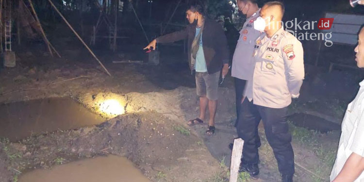 MENUNJUKKAN: Petugas dari Polsek Kradenan saat menunjukkan tempat korban ditemukan, Desa Kalisari, Kecamatan Karadenan, Kabupaten Grobogan. (Muhamad Ansori/Lingkarjateng.id)