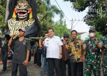 SEDEKAH BUMI: Bupati Blora, Arief Rohman menghadiri sedekah bumi di Kelurahan Bangkle dan foto bersama dengan seniman. (Lilik Yuliantoro/Lingkarjateng.id)