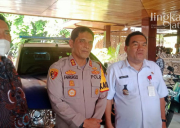 MENERANGKAN : Bupati Blora, Arief Rohman (kanan) didampingi Kapolres Blora, AKBP Fahrurozi (tengah) dan Ketua DPRD Blora, Dasum (kiri) saat ditemui awak media. (Lilik Yuliantoro/Lingkarjateng.id)