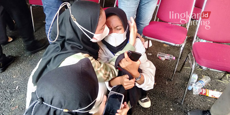 MENENANGKAN: Wartawan lain mencoba menenangkan Zaskia, korban pencopetan saat meliput Presiden Jokowi di Pasar Peterongan, Kota Semarang. (Adimungkas/Lingkarjateng.id)