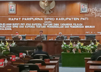 RAPAT: Suasana rapat paripurna terkait penjelasan DPRD Pati atas Raperda tentang Pengendalian dan Pengawasan Minuman Beralkohol, Selasa (05/07). (Arif Febriyanto/Lingkarjateng.id)