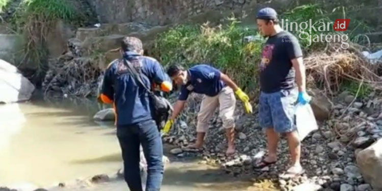MENEMUKAN: Personel Polres Semarang melakukan olah TKP penemuan potongan tubuh di aliran sungai di Kalongan, Ungaran Timur, Kabupaten Semarang pada Senin, 25 Juli 2022. (Ant/Lingkarjateng.id)