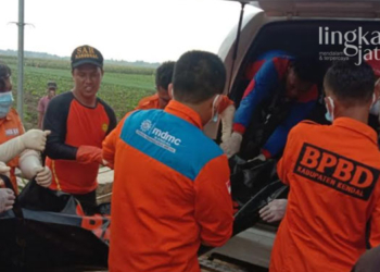EVAKUASI: Tim SAR BPBD Kendal mengevakuasi jenazah Rumini warga Dusun Juwero, Desa Triharjo, Kecamatan Gemuh, Kabupaten Kendal yang ditemukan di saluran irigasi Desa Gebang. (Unggul Priambodo/Lingkarjateng.id)