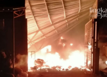 KEBAKARAN: Gudang karung goni Desa Gempolsari RT 2 RW 3, Kecamatan Gabus, Kabupaten Pati pada Kamis, 14 Juli 2022 malam terbakar. (Facebook Pemadam Kebakaran Pati/Lingkarjateng.id)