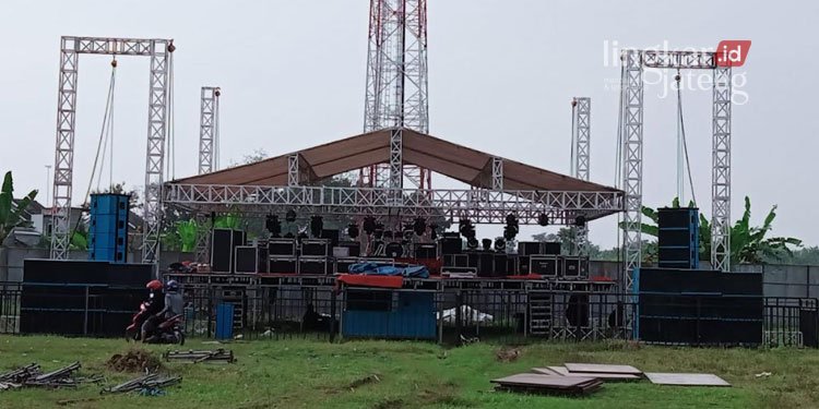 PERSIAPAN: Penataan panggung orkes dangdut yang bakal ikut meriahkan event Pesta Rakyat Muktiharjo di Dusun Rendole, Desa Muktiharjo, Kecamatan Margorejo, Kabupaten Pati. (Arif Febriyanto/Lingkarjateng.id)