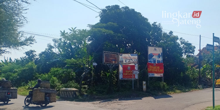 BELUM BAYAR PAJAK: Sejumlah papan reklame di Desa Tanjungmojo, Kecamatan Kangkung, Kabupaten Kendal belum bayar pajak. (Unggul Priambodo/Lingkarjateng.id)