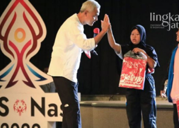 SIMBOLIS: Gubernur Jawa Tengah, Ganjar Pranowo bercengkerama dengan dua atlet berkebutuhan khusus pada penutupan Pekan Special Olympic Nasional (PeSONas) 2022 di Kota Semarang, Kamis (7/7) malam. (Dok. Humas Pemprov Jateng/Lingkarjateng.id)