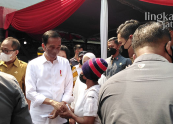 KUNJUNGAN: Presiden RI Joko Widodo memberikan bantuan sosial kepada salah satu warga yang berada di Pasar Peterongan, Semarang, Selasa (05/07). (Wahyu Indriyati/Lingkarjateng.id)